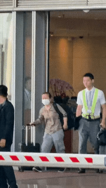 没想到天后王菲也要给女儿背包，王菲去云南接女儿李嫣回北京，李嫣穿透视装衣着随性像
