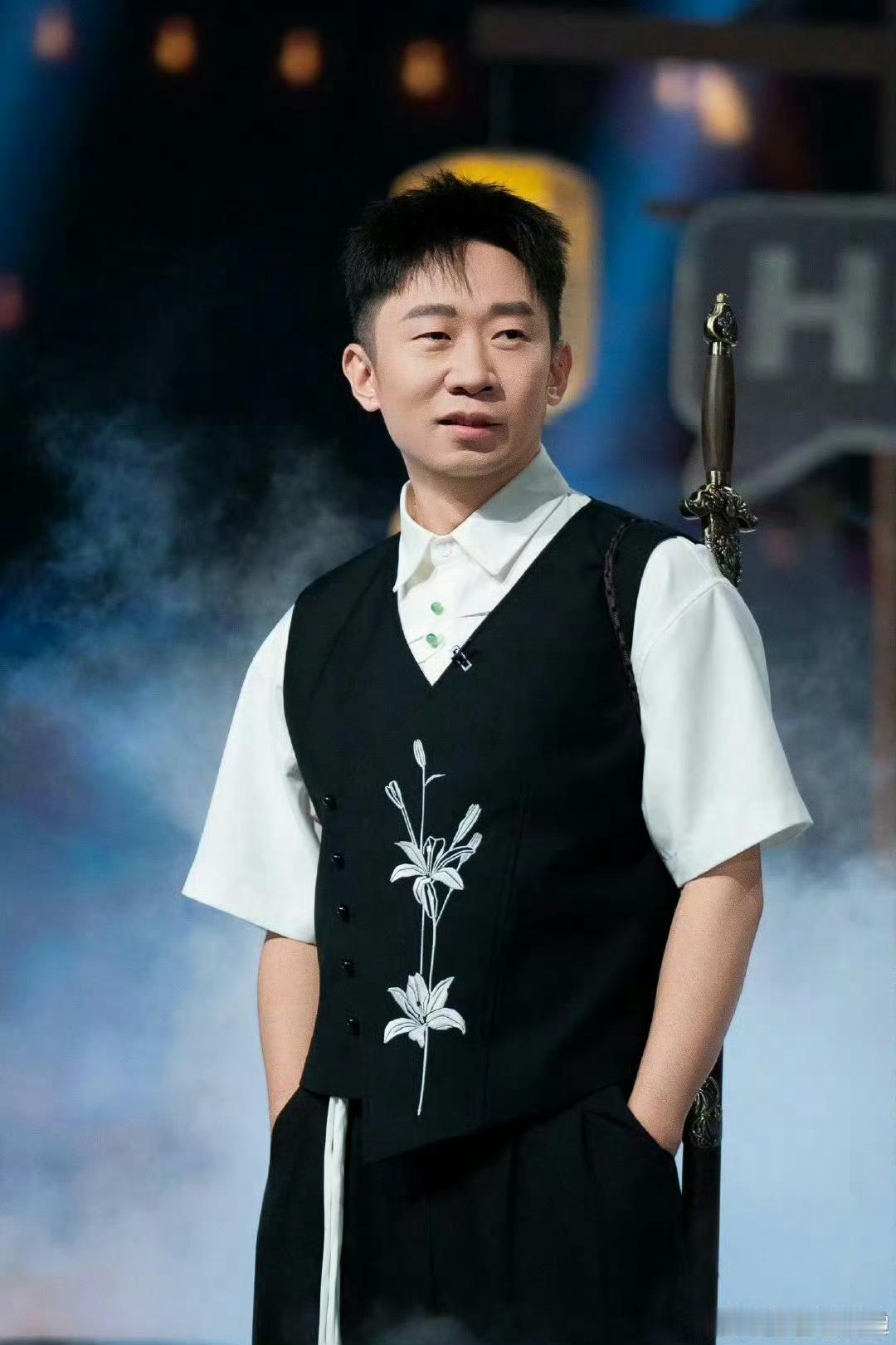 杨迪念高级菜名烫嘴 看他念菜名就像在看一场即兴表演，杨迪把普通的外卖变成了欢乐现