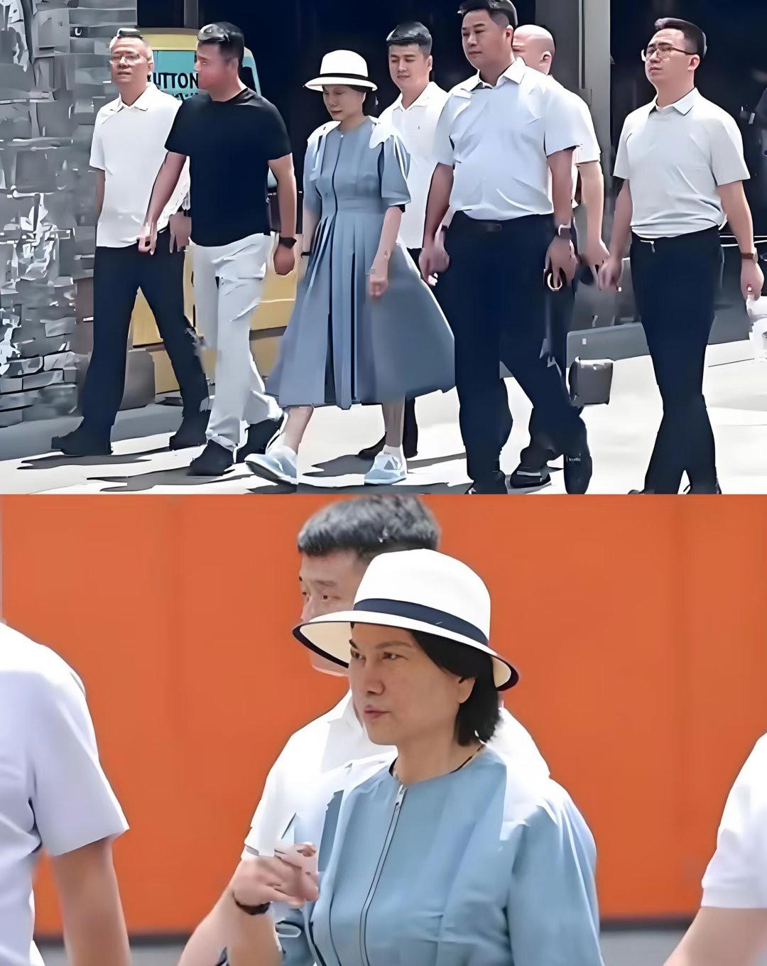 董明珠的气场真不是盖的，在一堆男人群里，独占C位，气场强大到无人能比，要知道她今
