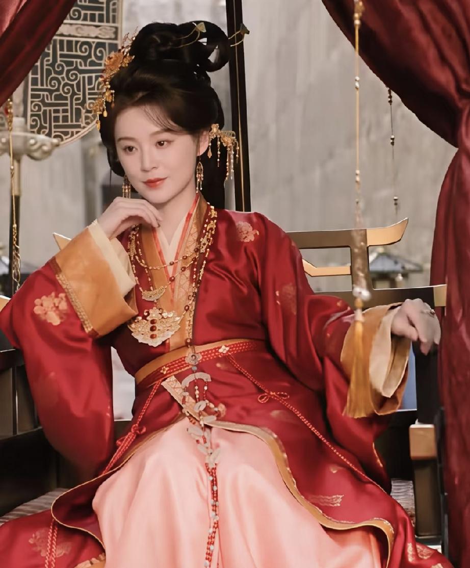我真服这届网友搞笑程度了。
有网友提出：“怎么总叫毛林林演宠妃啊，都40岁了，找