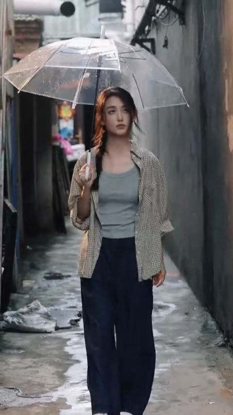 蒋依依好一张县城文学女主脸蒋依依县城文学女主有脸了市井小巷、老旧店铺与雨后街道，