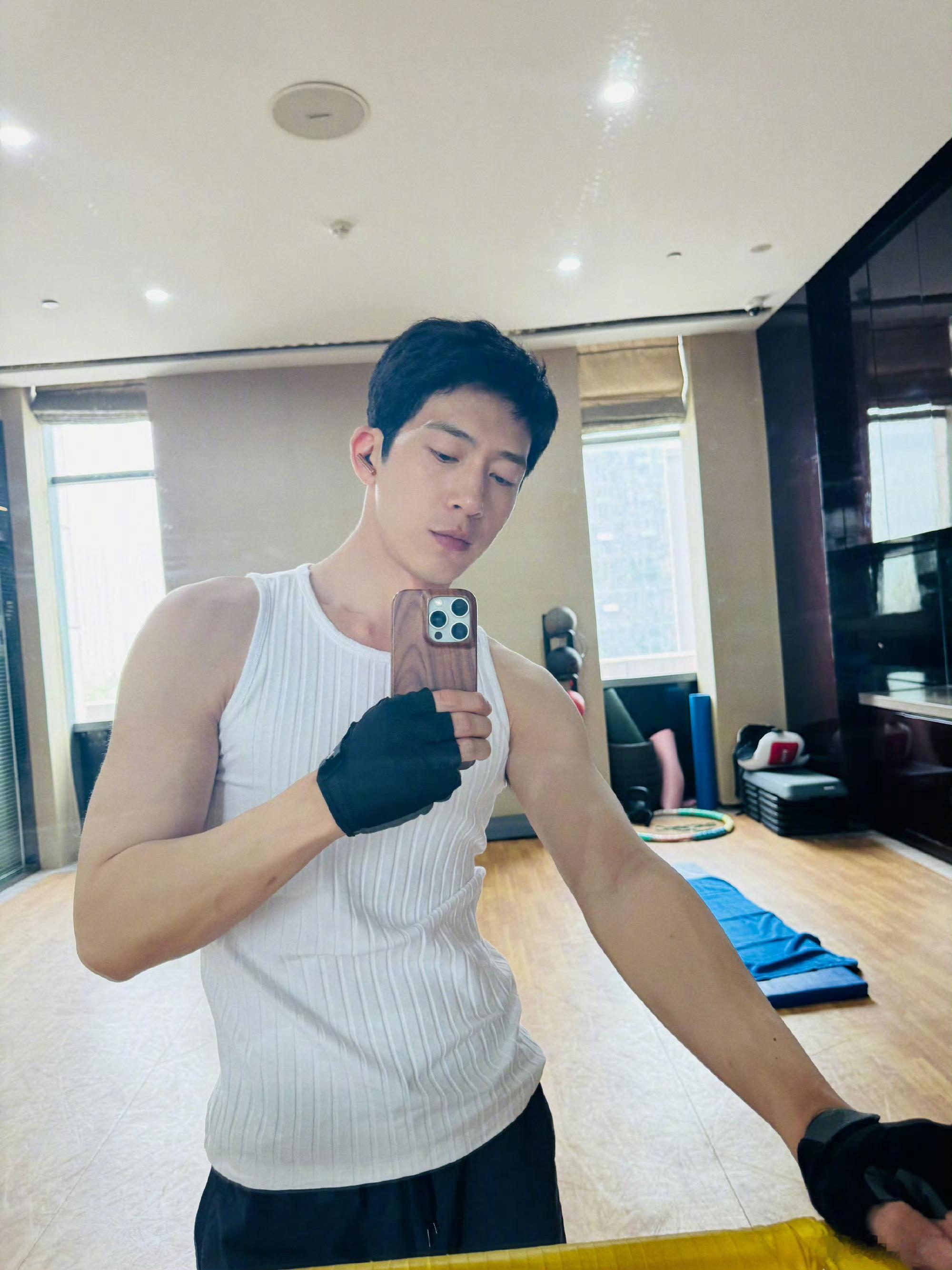 井柏然有这样用心的演员进入内娱 井柏然说江寒声的BGM是《一直很安静》——这四个