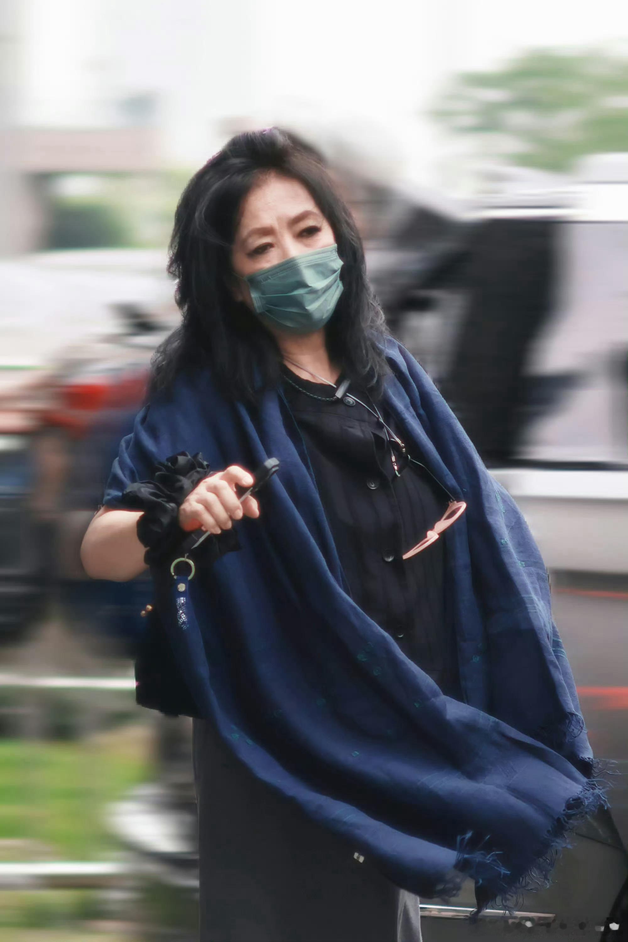 歌手直播齐豫说掌声是人生关键词齐豫飞鸟与鱼被写进高考作文 把掌声当作人生关键词，