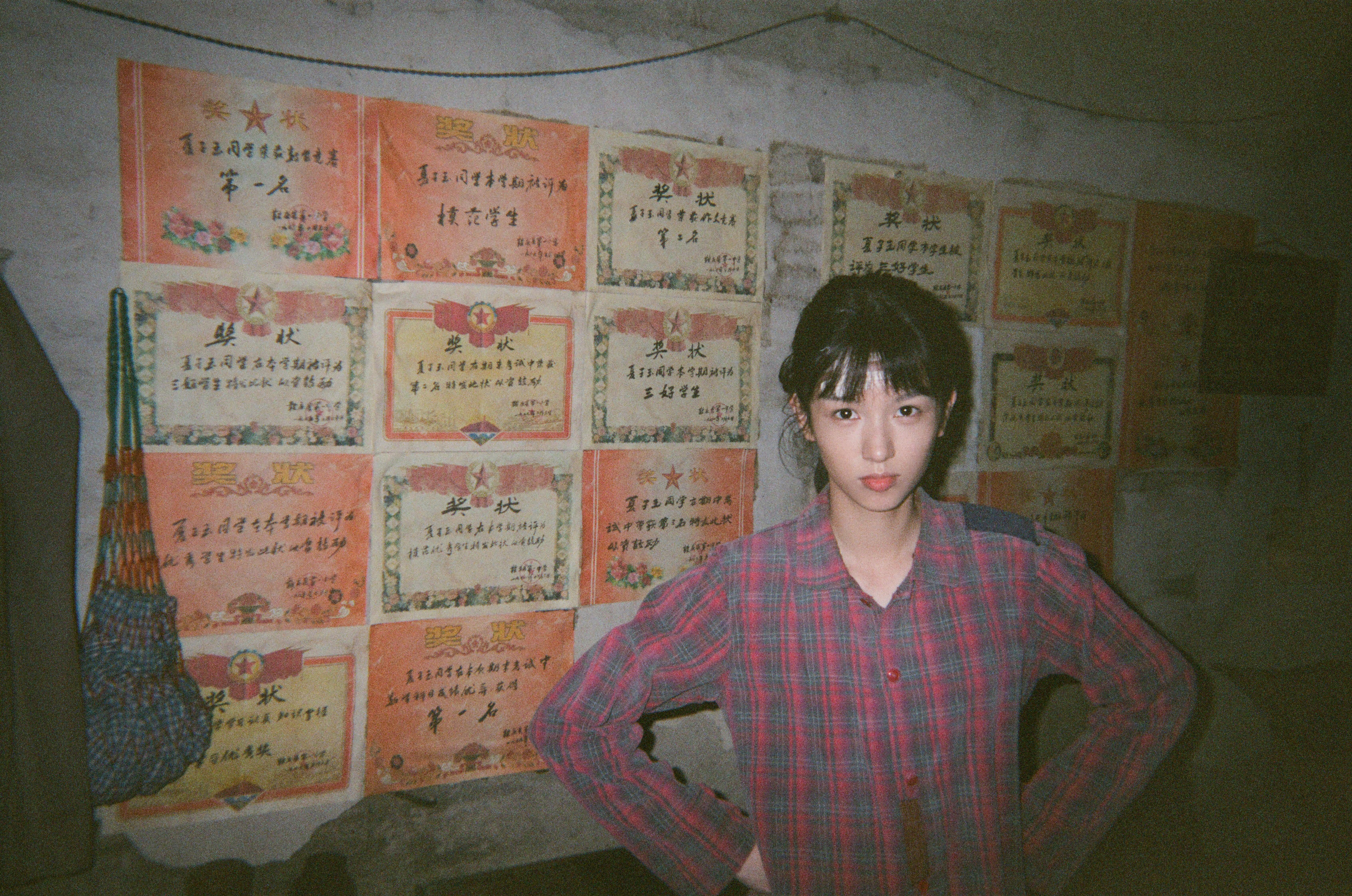 夏晓兰引导型女儿夏晓兰用爱治愈自卑的母亲，慢慢引导她走出阴影。当母亲觉得自己没用