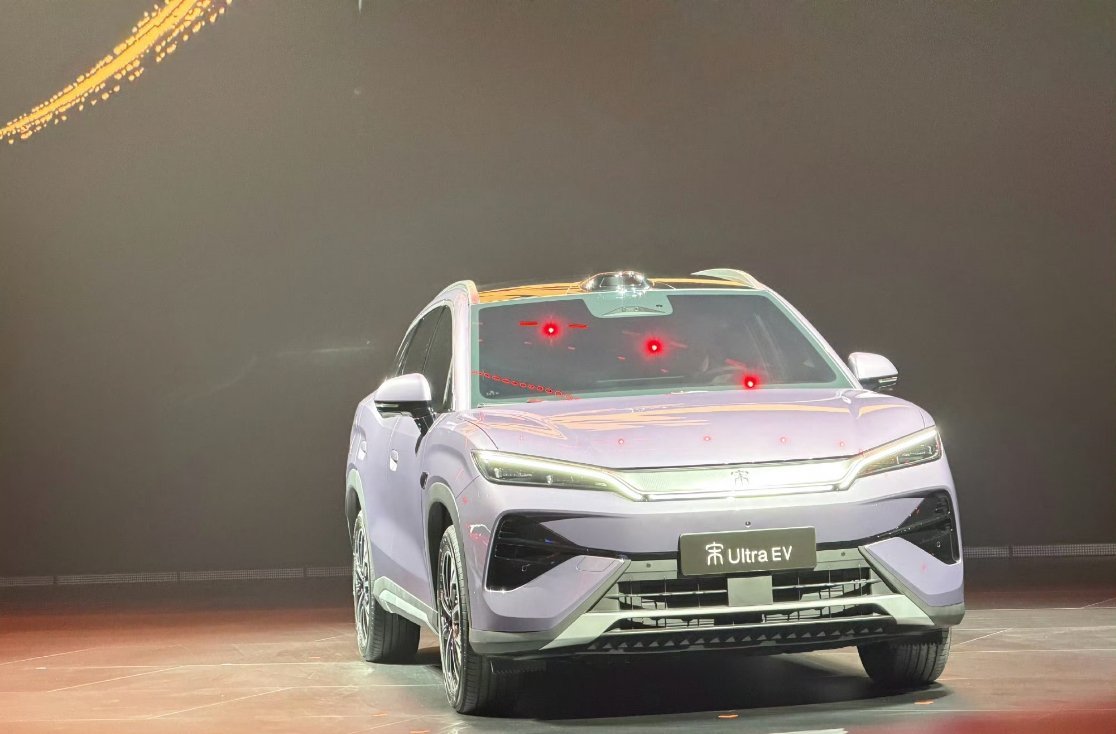 比亚迪王朝系列搭载第二代刀片和闪充的车型：比亚迪大唐和宋Ultra EV，全球首