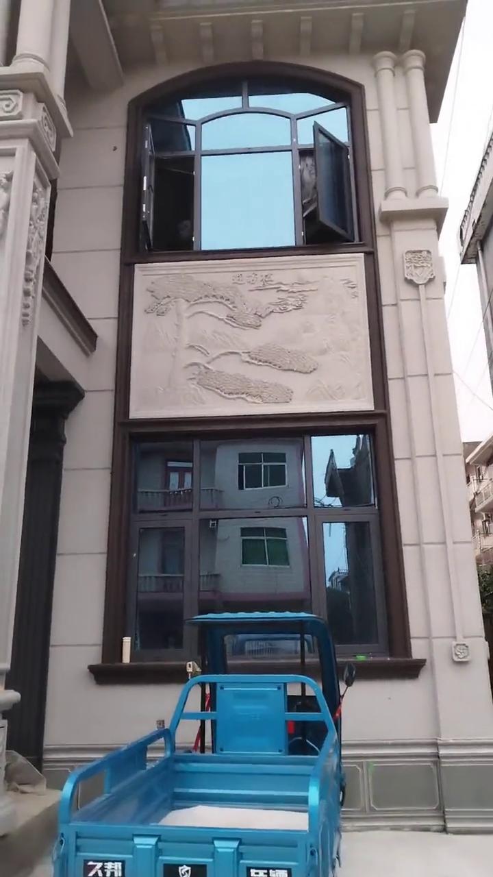 挺气派吧？喷漆外墙。
这是喷的漆，两家一起建造的，喷热漆。这是楼中楼一盏壁画灯，