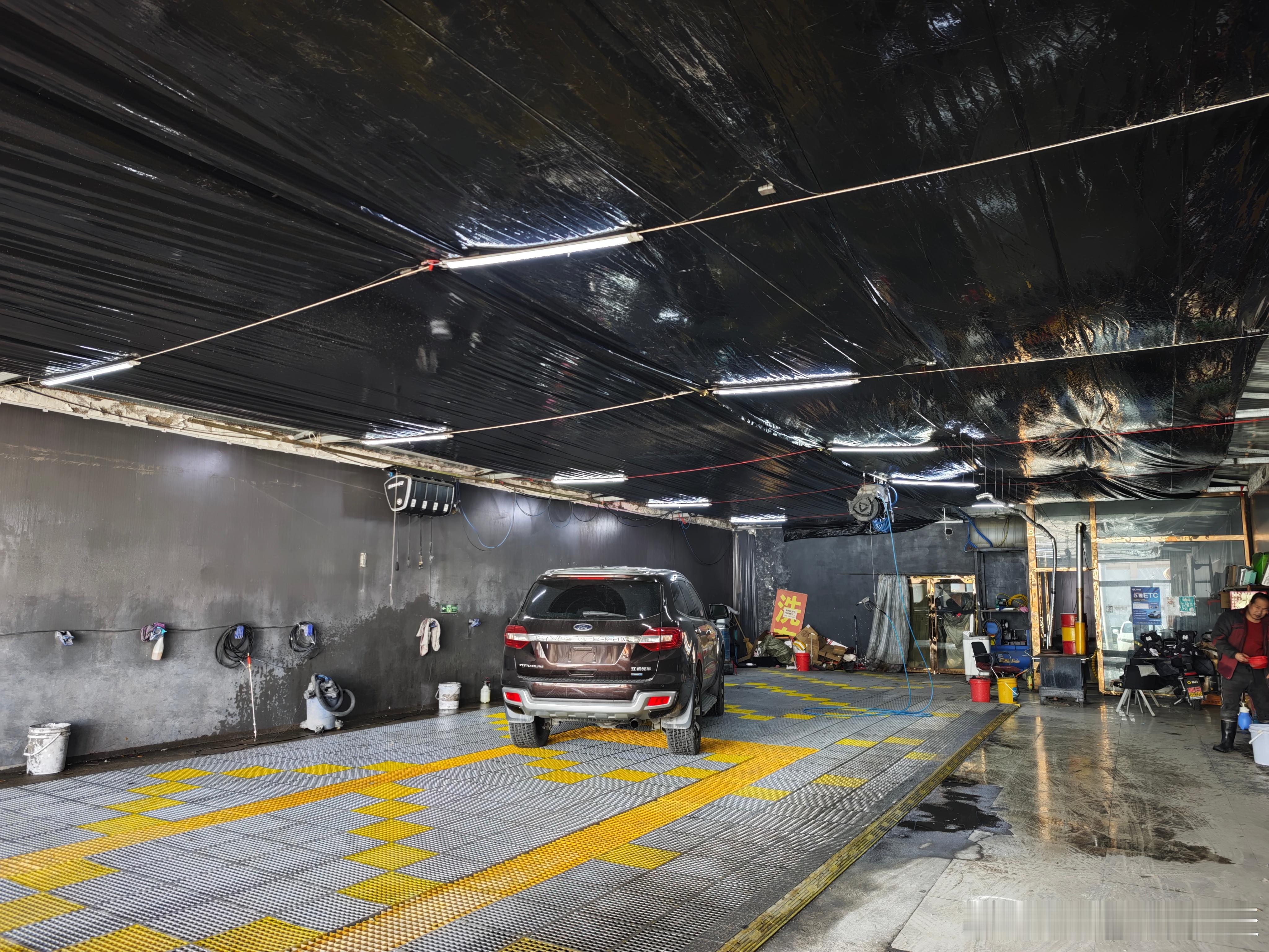 马力玩聚老马在路上 这洗车店太大了摆几台车能干二手车展厅了 