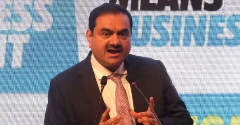 阿达尼的财富神话，在印度其实一直争议很大。
这个1962年出生在古吉拉特邦普通家