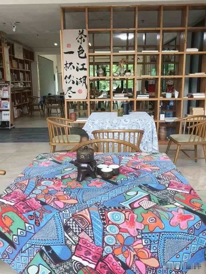 我的同学是一位博士生导师。一天导师问学生毕业后的理想是什么？学生曰:开一间小小的