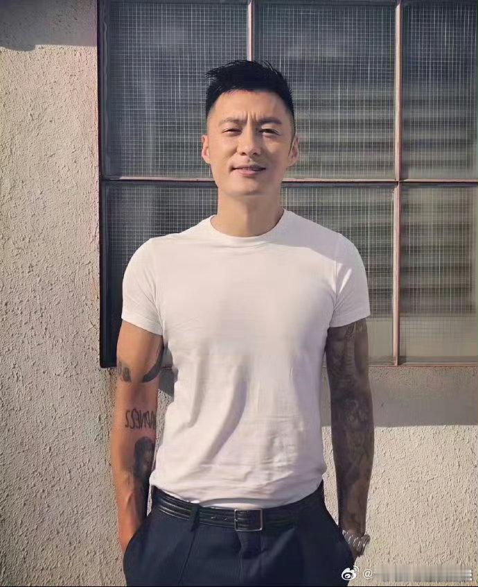 余文乐改名小黑余文乐是披哥27人里最黑的看完合照直接笑出声，没想到一众哥哥里面，
