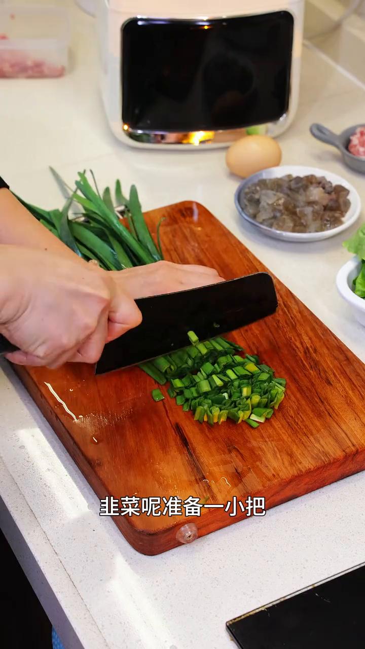 春天的韭菜是又嫩又香，再搭配上虾仁煎到表皮酥酥的，味道又更绝了。今天的这一款潮汕