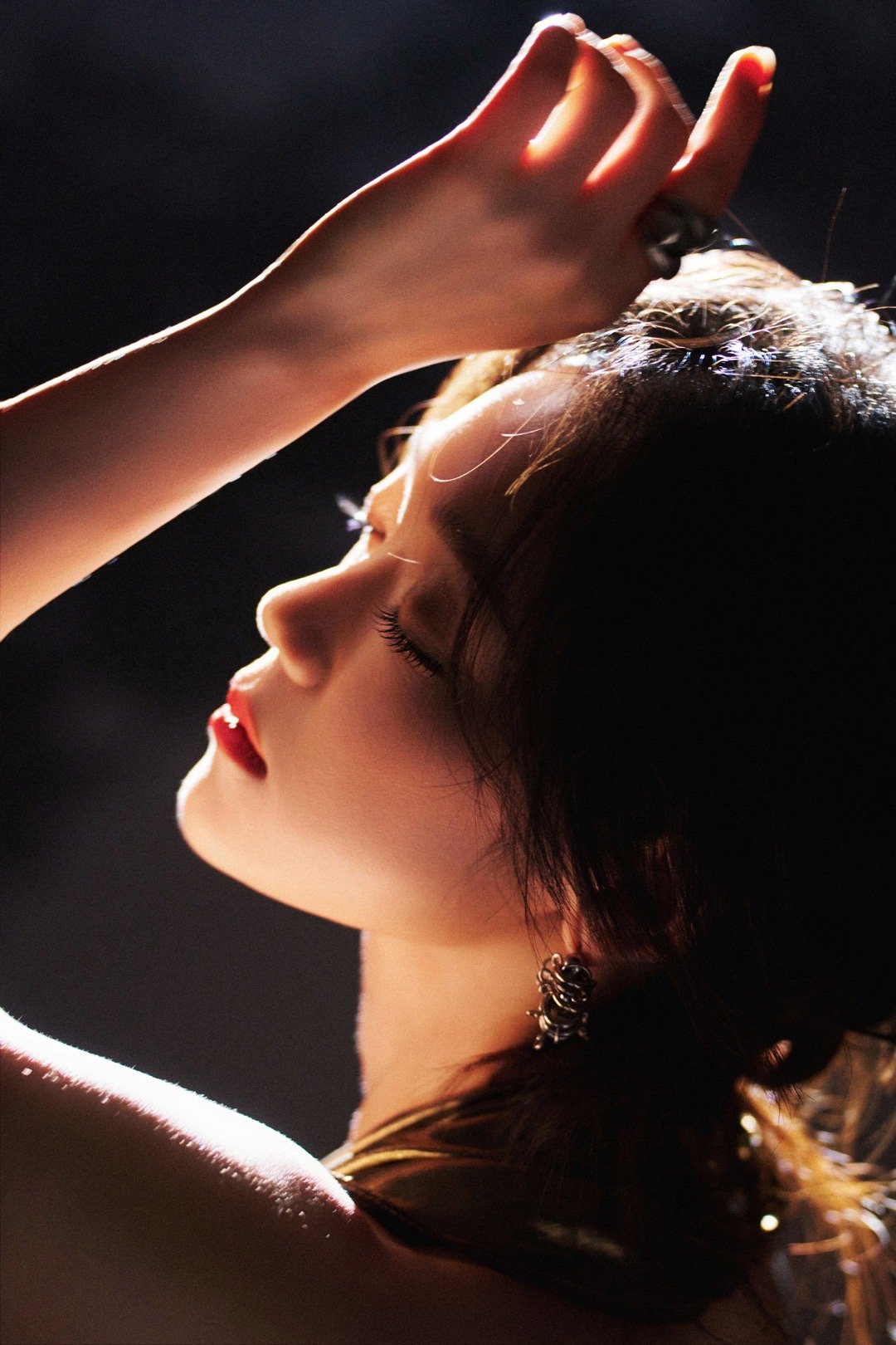 希林娜依高月光神女 救命！这组造型封神了！月光揉进金裙，露背藏着温柔，开口唱歌时