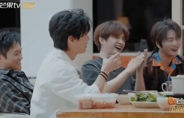 这期的快乐老友记可给苏醒牛坏了，无所不能啊！
披荆斩棘节目有蝴蝶飞过是他打电话安