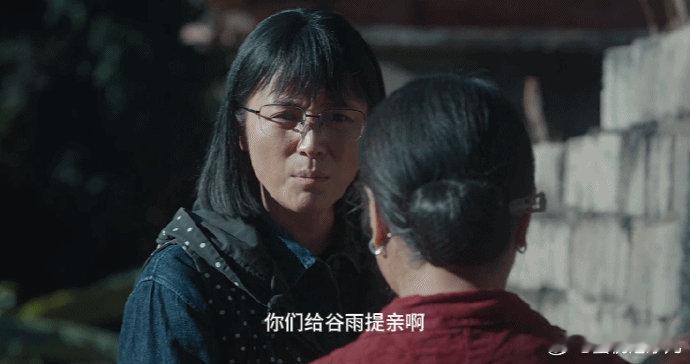 《山花烂漫时》中，张桂梅老师以真性情令人着迷。她直言不讳，勇敢表达内心所想，激励