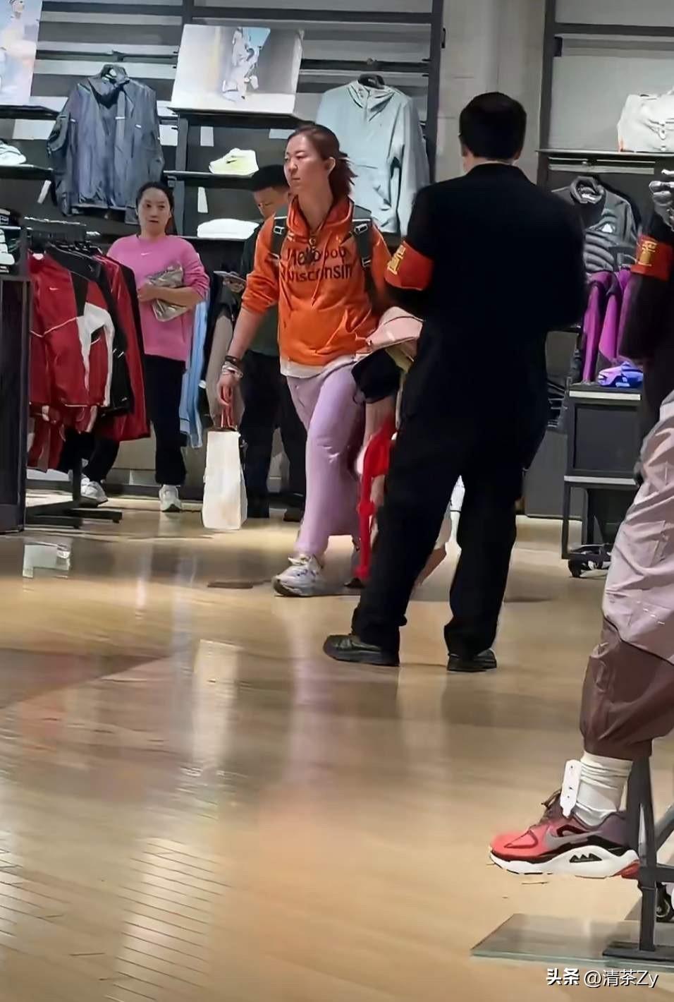 真是丢人现眼！北京一女子拿着价值400元的商品到耐克店去退货，店员检查商品后告诉