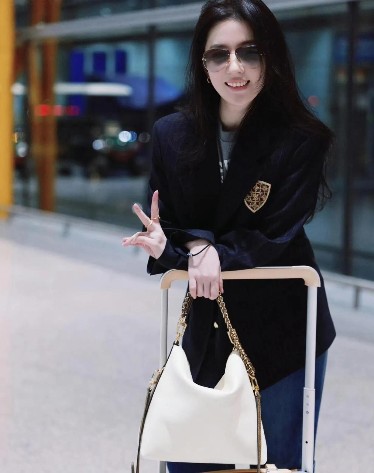 刘亦菲私服yyds！西装+牛仔裤+小白鞋，简约减龄又有格调，拼接牛仔裤太有设计感