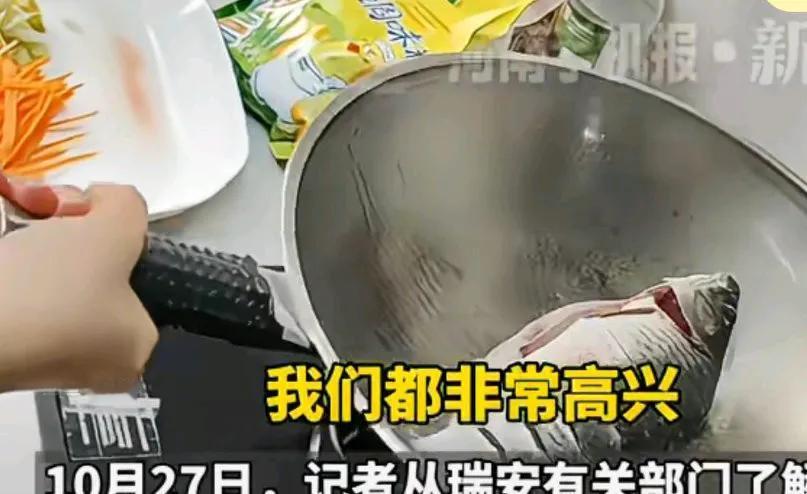 女子发视频喊话厂家，说这个锅的厂家还在不在呀？
称家里的锅，婆婆用了20多年，