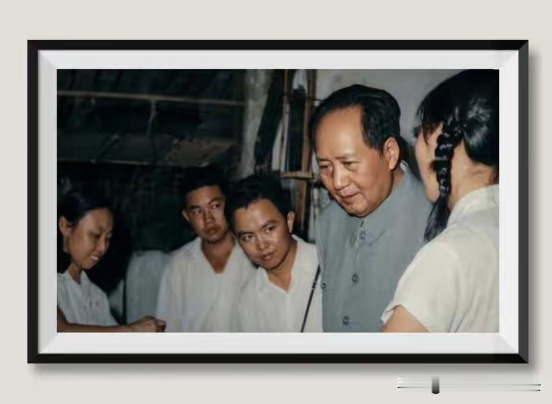 1958年毛主席在南京。
伟大的人民领袖和导师毛爷爷万岁万岁万万岁！