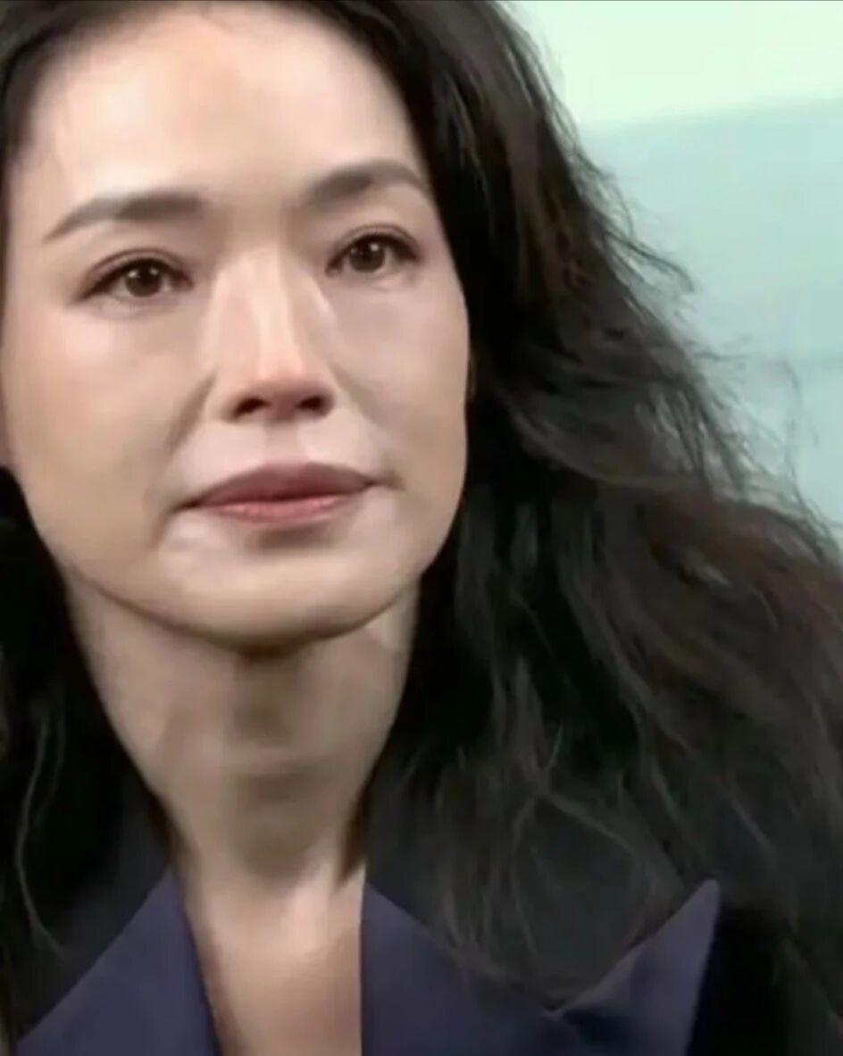 敢晒素颜，50岁舒淇给女性上了一课50岁的舒淇，随手拍下素颜照片，没有加滤镜，也