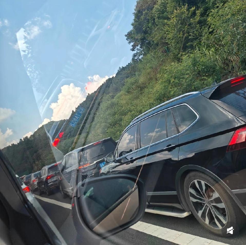高速应急车道被堵死！
 
高速上应急车道被堵得严严实实，救护车拼命鸣笛却寸步难行