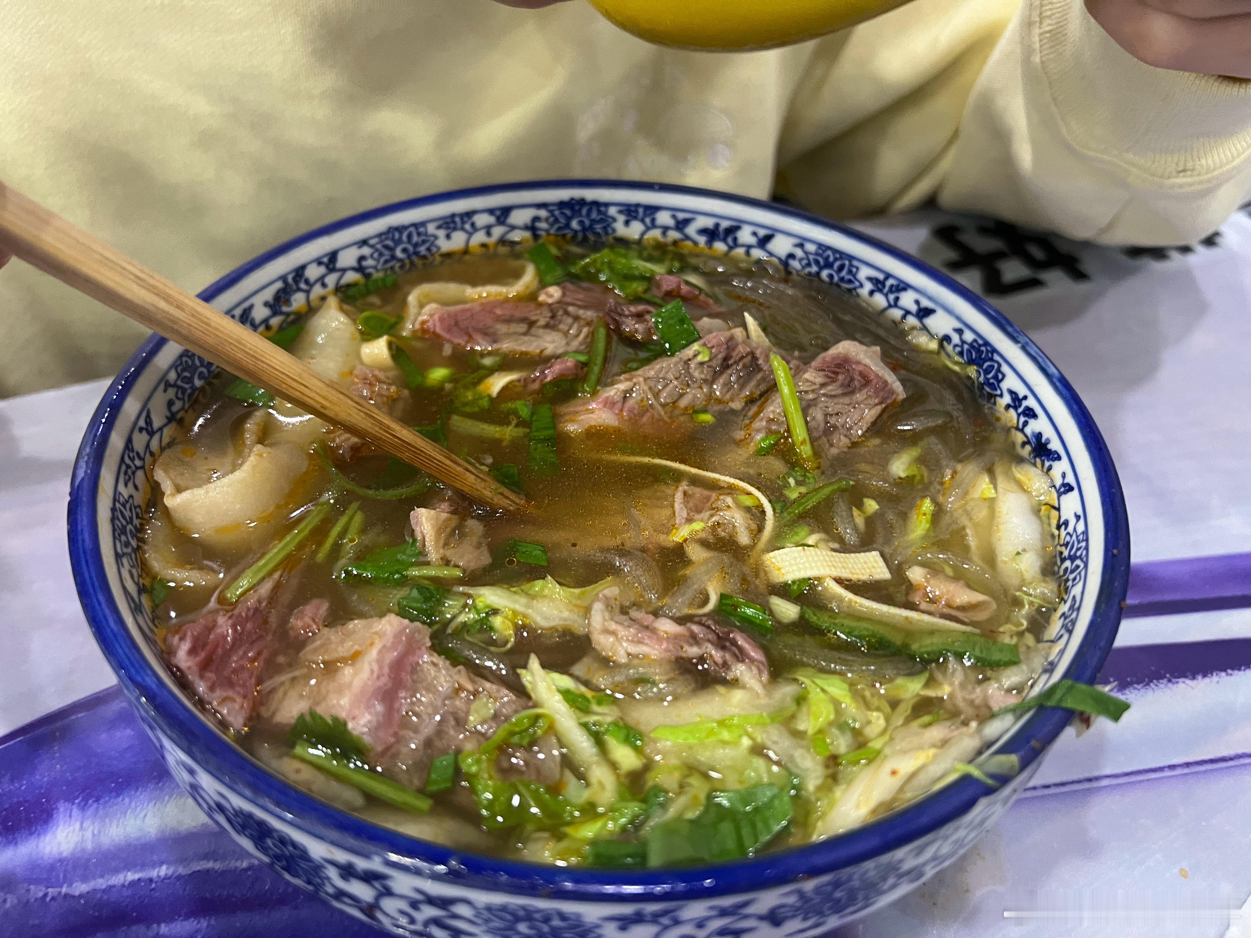 虽然对合肥不熟，但还是找到了最合口味的牛肉汤。手切加两饼，绝对无减肥食谱安徽省合