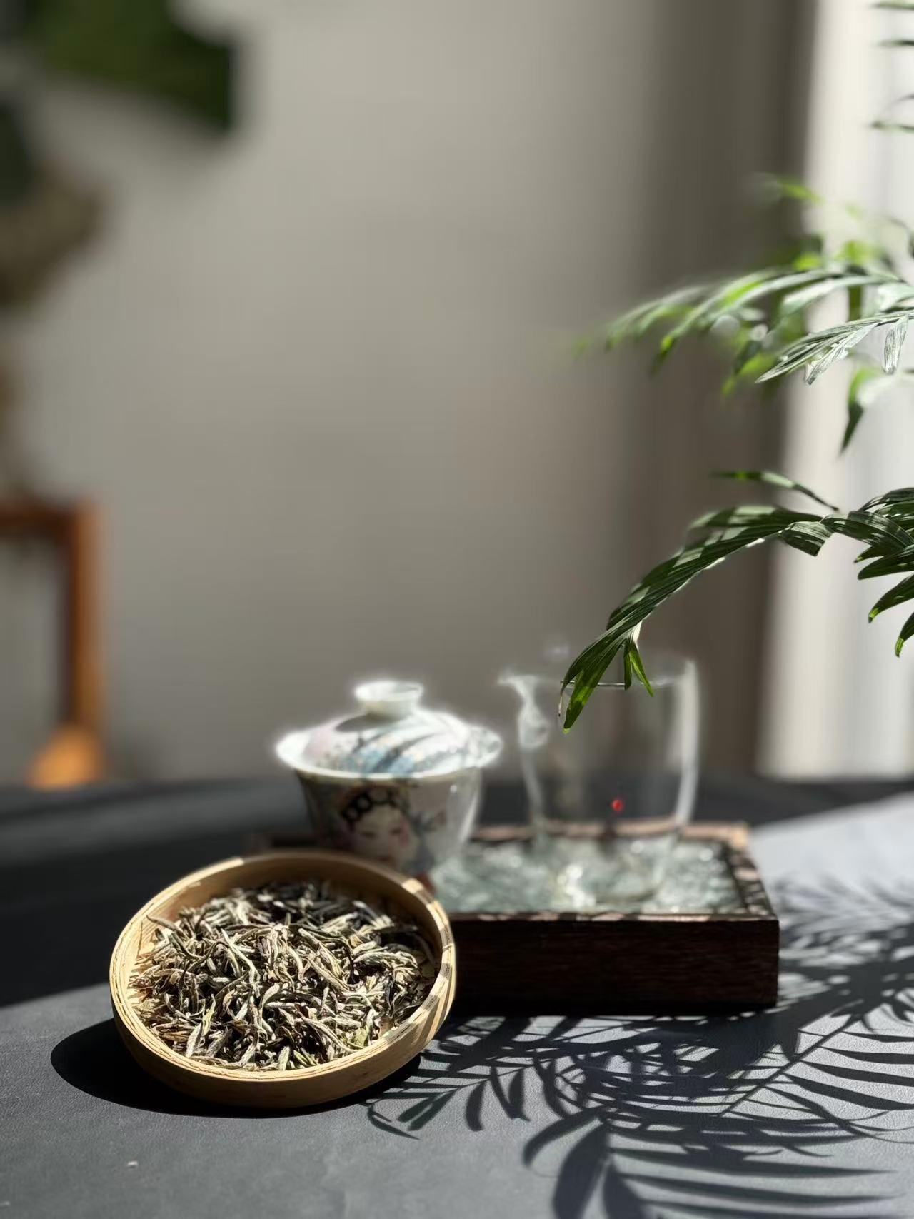 长期喝选饼茶，短期喝选散茶？
饼茶、散茶只是茶叶的两种不同形态，长期喝什么、短期