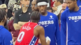 两人在替补席交流 