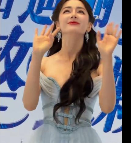 迪丽热巴深V开到腰了  头发也成装饰品了 