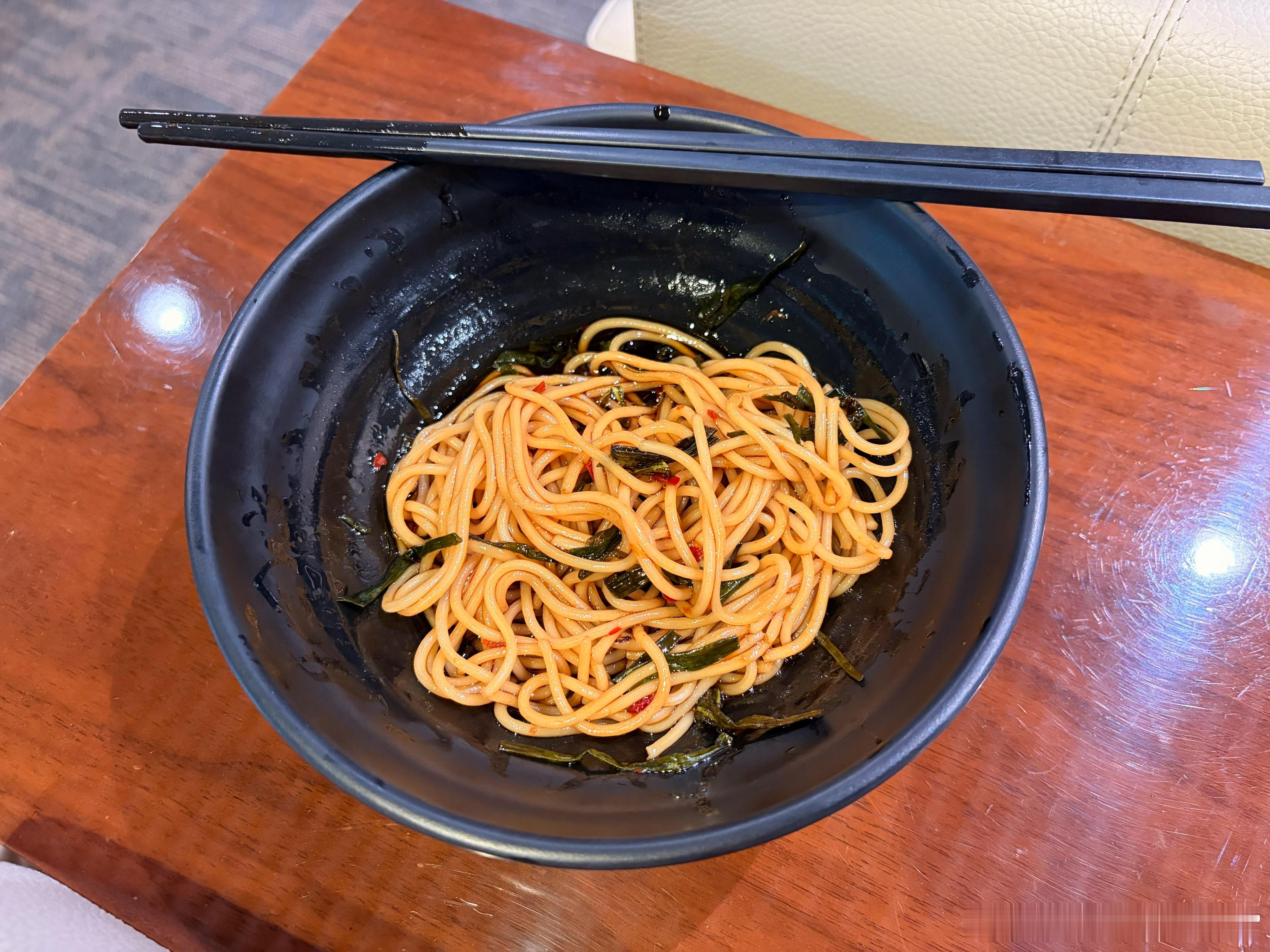 想死我了！虹桥V3的这口葱油拌面🍜 上海·虹桥机场二号航站楼