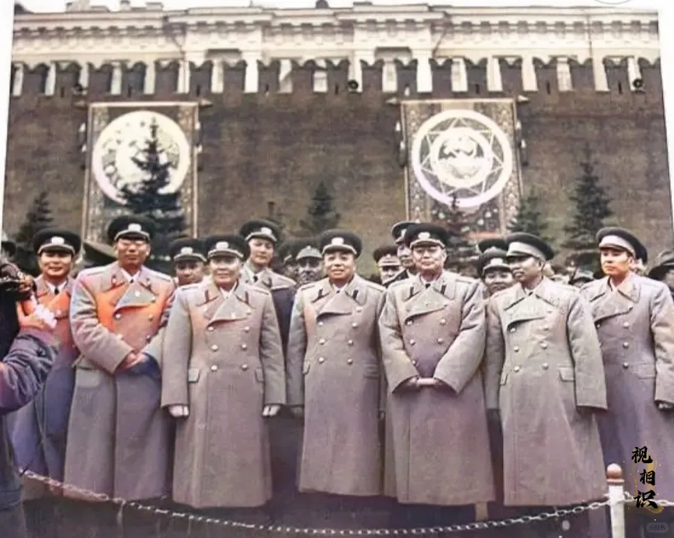 1957年，苏联红场上，我国开国将帅参加苏联“大阅兵”时的珍贵合影，当时的苏联正...