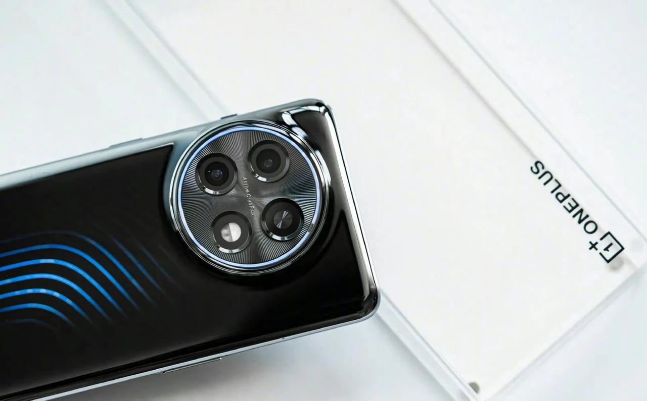 对于一加ACE 3Pro最好奇的一点就是一加怎么控制重量。

6100毫安时电池