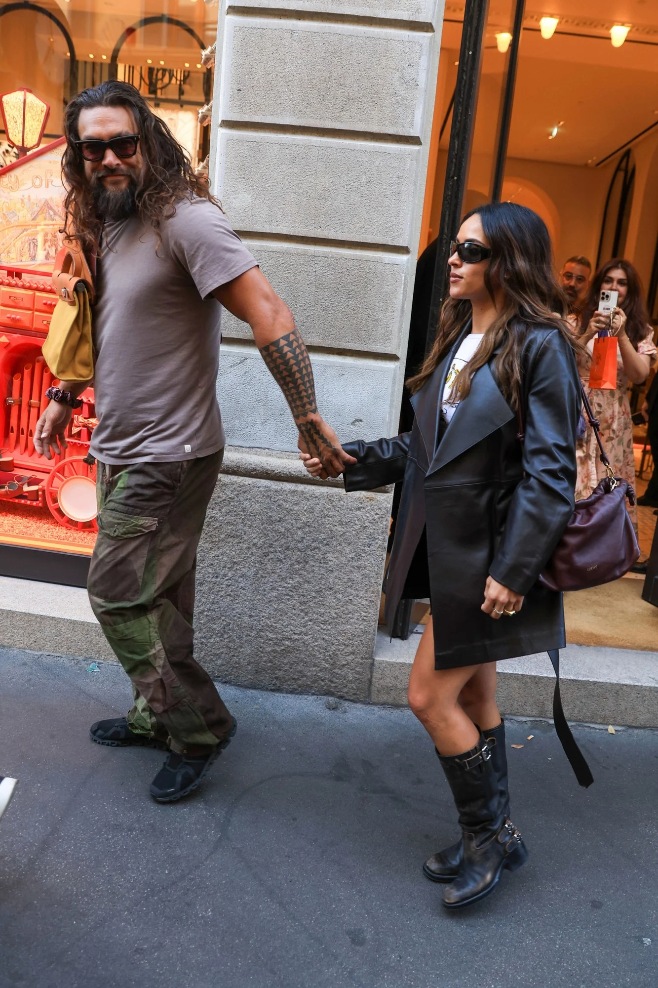 Jason Momoa和女友Adria Arjona 24日米兰外出购物 ​​​