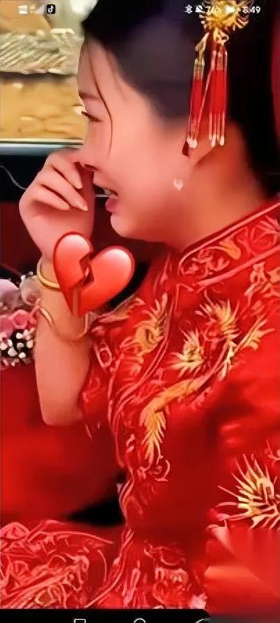 姑娘咋想的？新郎问下车不？

她却回：闺蜜说不行！

新郎当场心凉：合着娶的不是