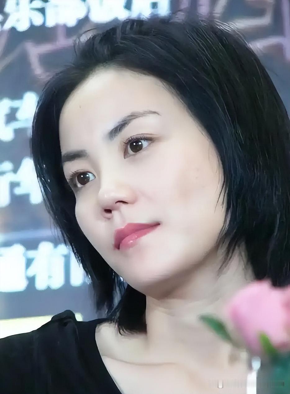 王菲晚宴随性热舞引争议，洒脱还是不懂分寸？
 
2017年嫣然天使慈善晚宴上，王