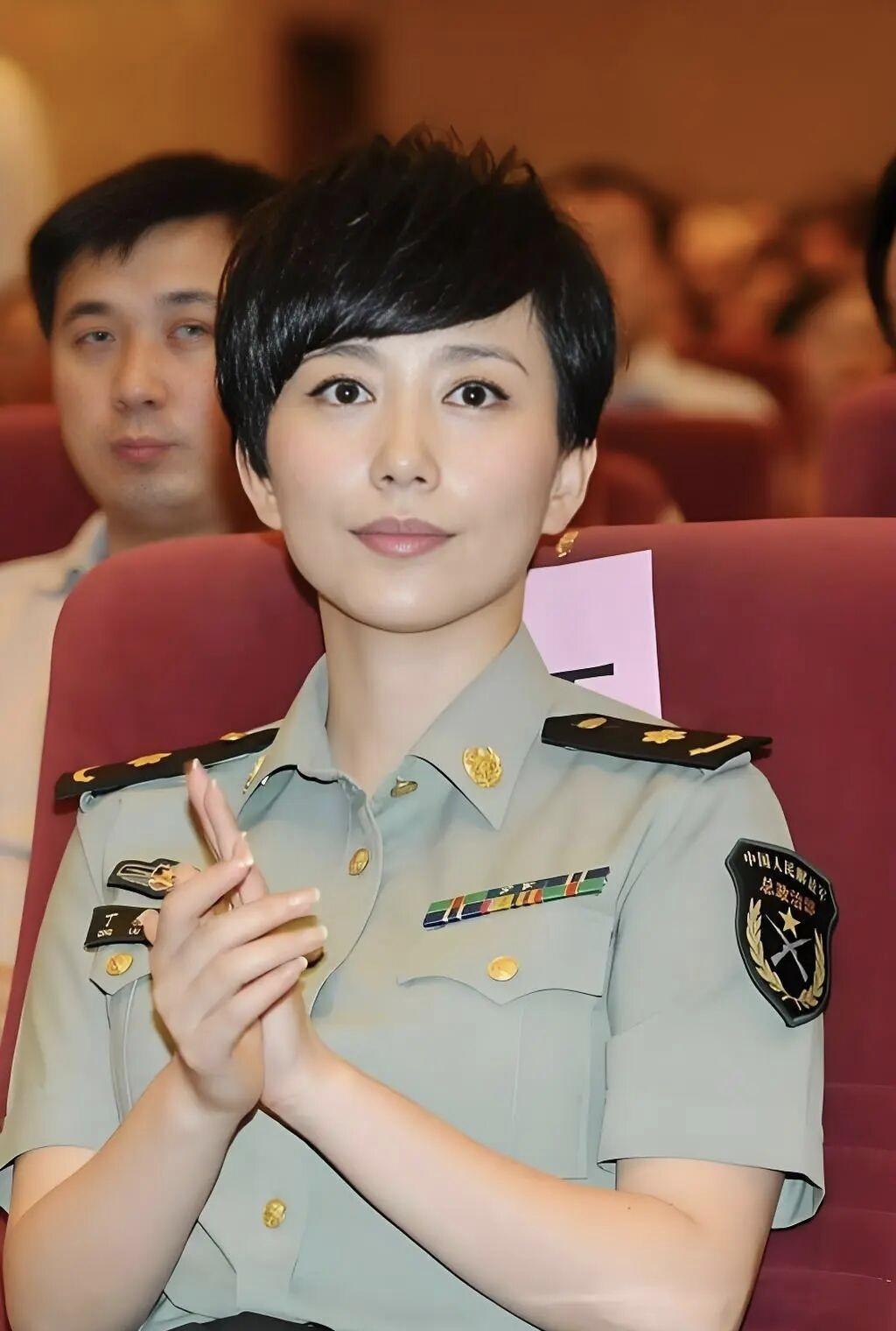 18岁就拿到航空公司铁饭碗，她却在关键时刻一脚踹开了这扇门。
这份任性的底气，扒
