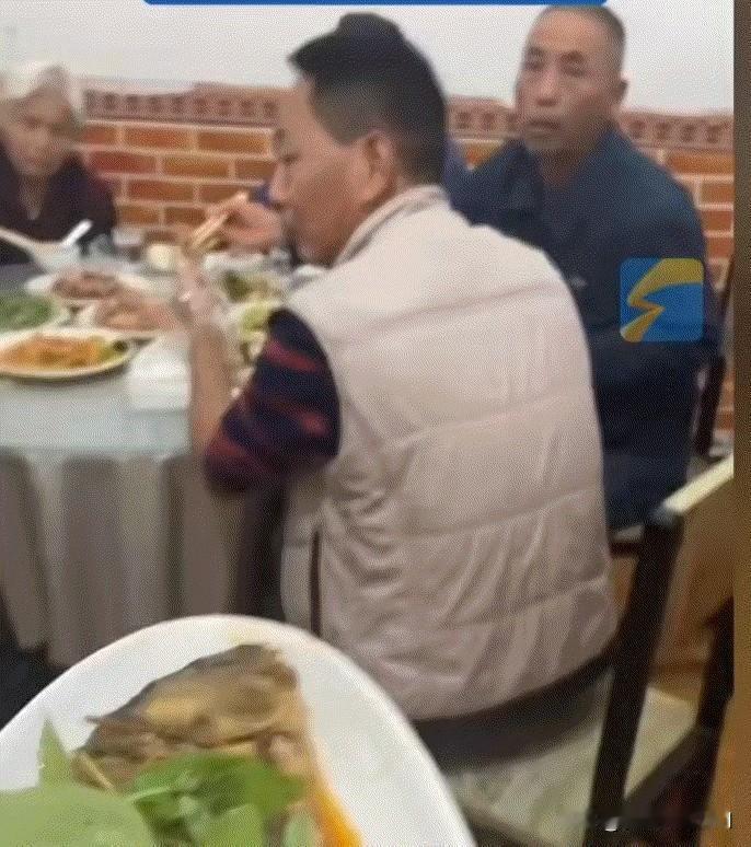 万万没有想到，河南周口一家饭店里，发生了超暖心的一幕。一男子带着家人来吃饭，菜上
