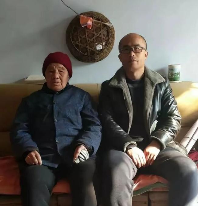 1995年，山东高三男孩租不起房，每天走30公里上学。一女子说：“来我家住，不收