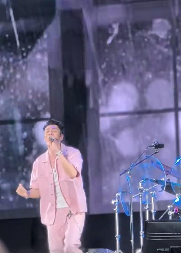 【On.cc】炎明熹首演就「走陰」　周柏豪化身粉紅雨神「樂壇小天后」炎明熹（Gi