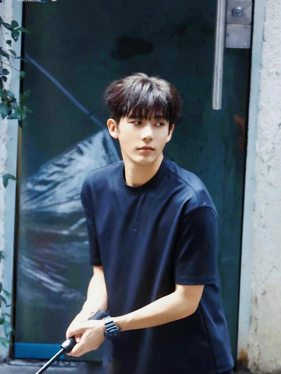 #咪咕星鲜事##王安宇吃火锅被问是大学生吗#身上独有的清爽少年气扑面而来，干净又