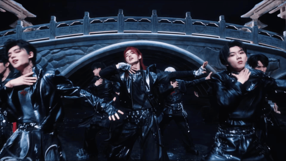 时代少年团四专公式照时代少年团刺主题概念照从青涩到加冠，刺是蜕变留下的疤，也是披