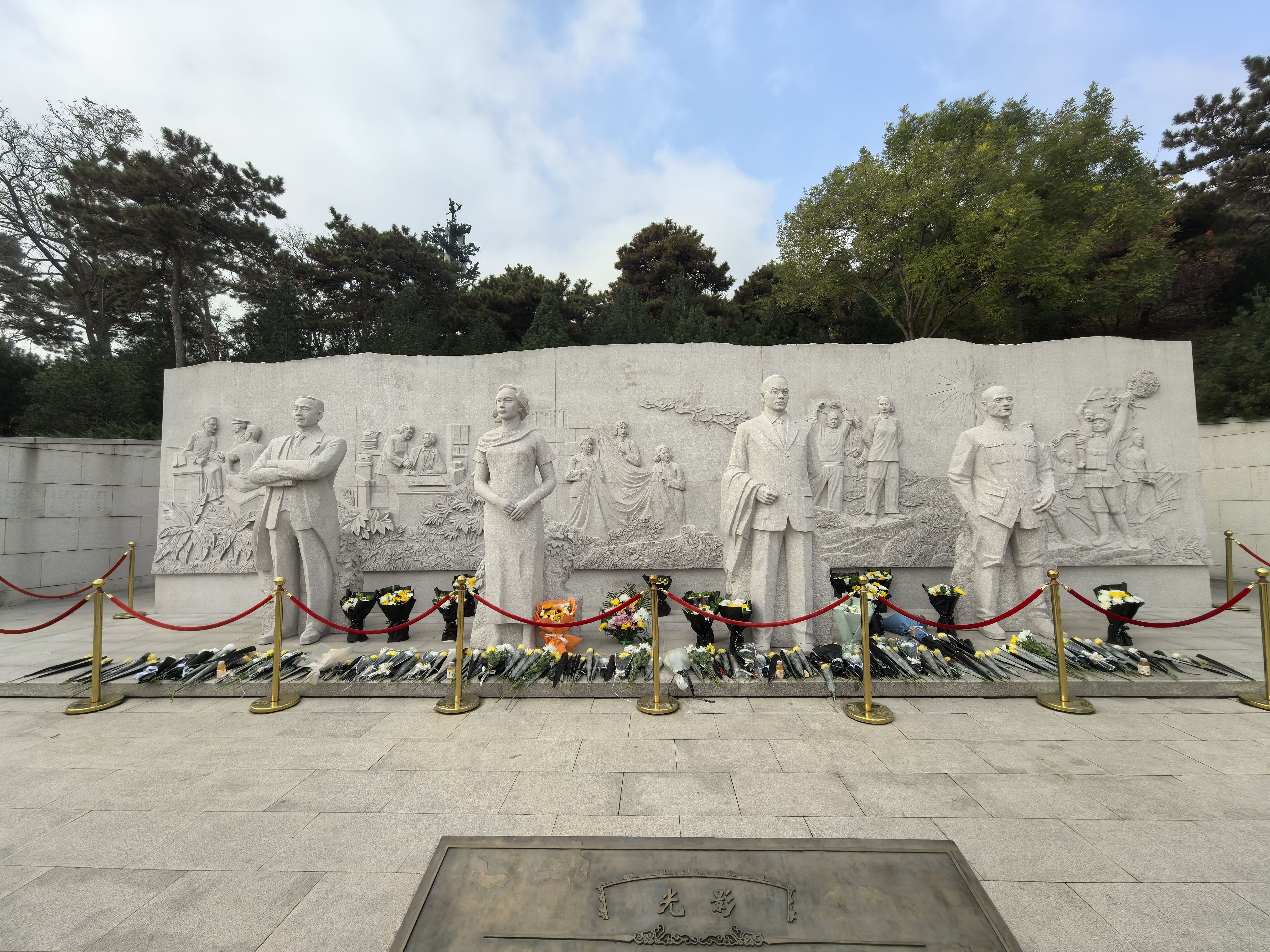 黑暗里，你坚定地守望心中的太阳；长夜里，你默默地催生黎明的曙光；虎穴中，你忍辱负