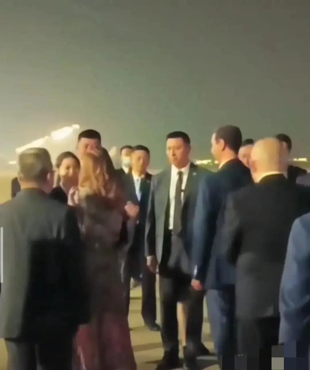 叙利亚总统及第一夫人回国镜头！
回国航线不太了解，不过我们办事，大可放心，安全归