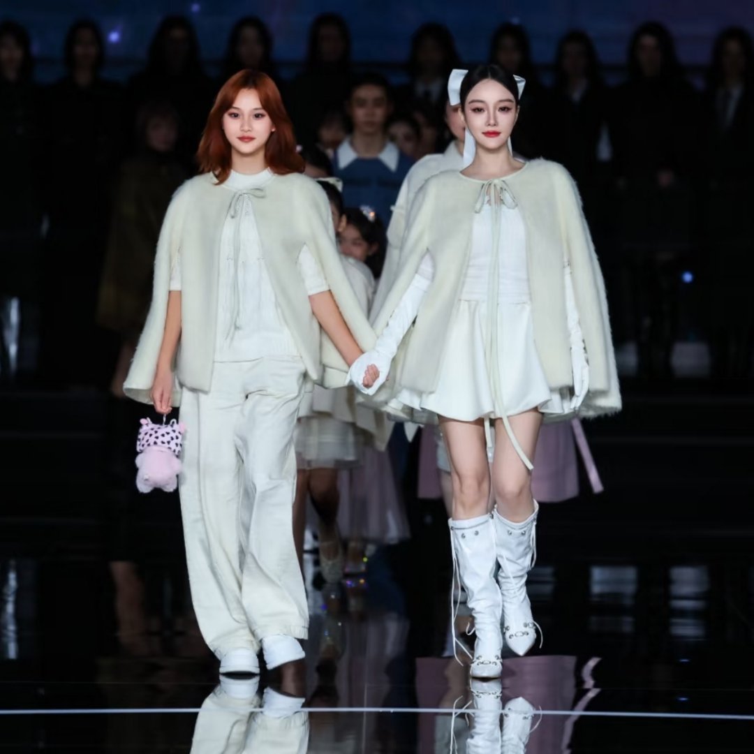 “并肩”的闺蜜俩闪闪发光的大明星李小璐是个好妈妈[超话]来自每天爱甜馨[超话]多