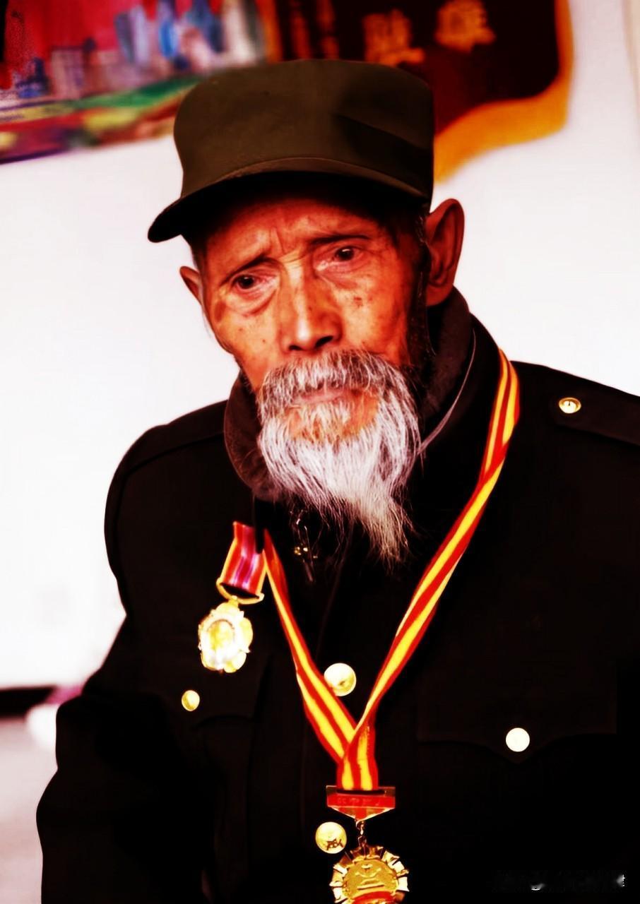 八路军战士刺死7个鬼子后力竭，日军军官猛冲过来，他摸向土墙想出绝招
 
1939