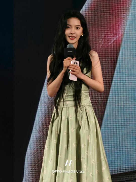 不愧是人生第一台哈苏，我居然拍到章若楠！