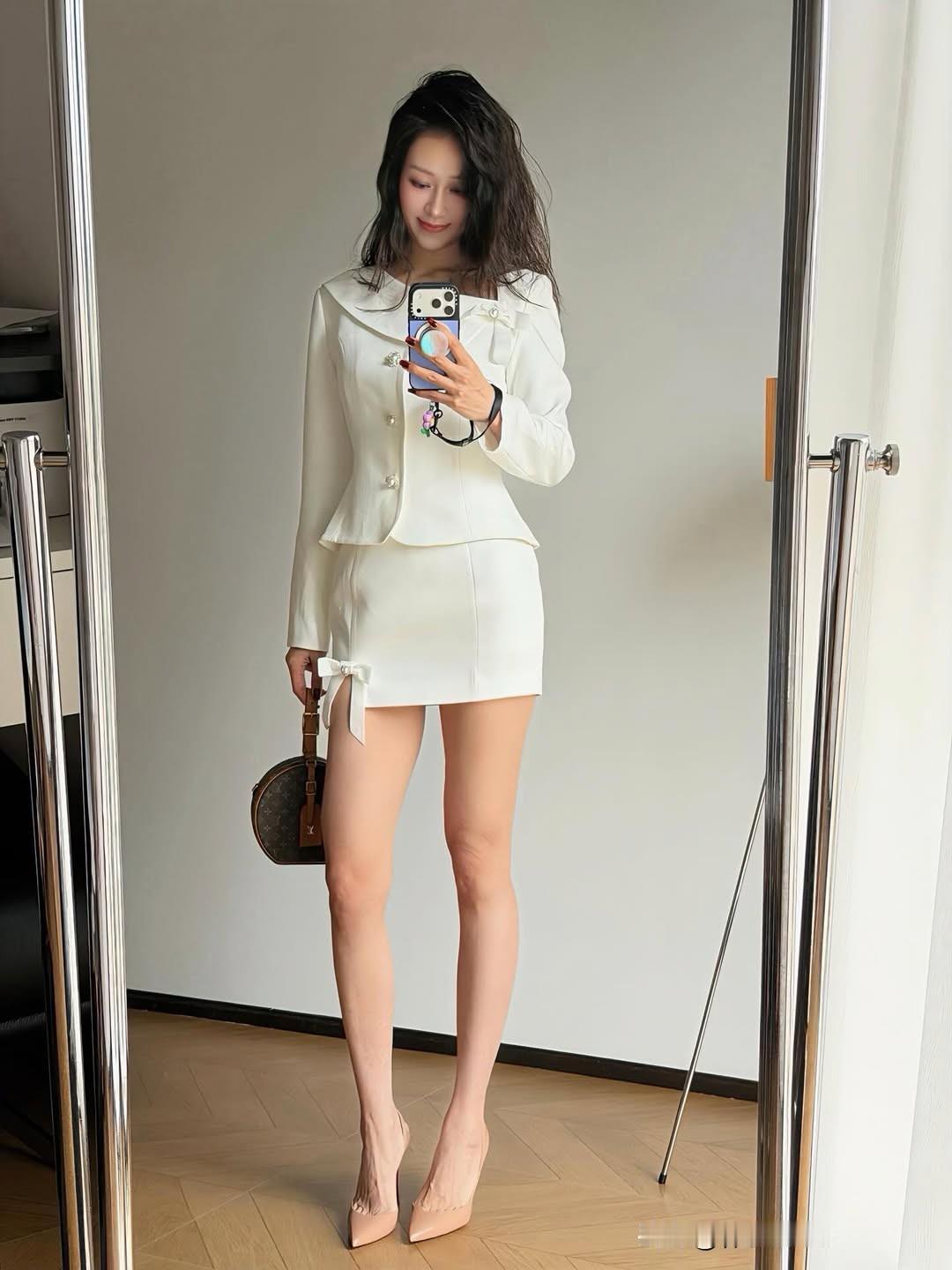 优雅白裙穿搭，自信满满的一天！👗💃🏻