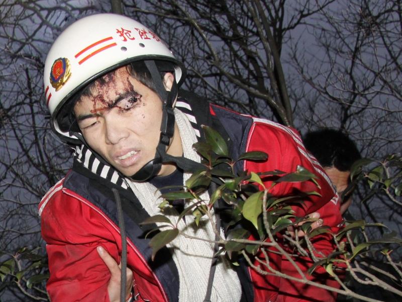 最近看到河南大哥黑夜爬山救下一家五口的新闻，还有庐山公安深夜救援一家五口的事儿，