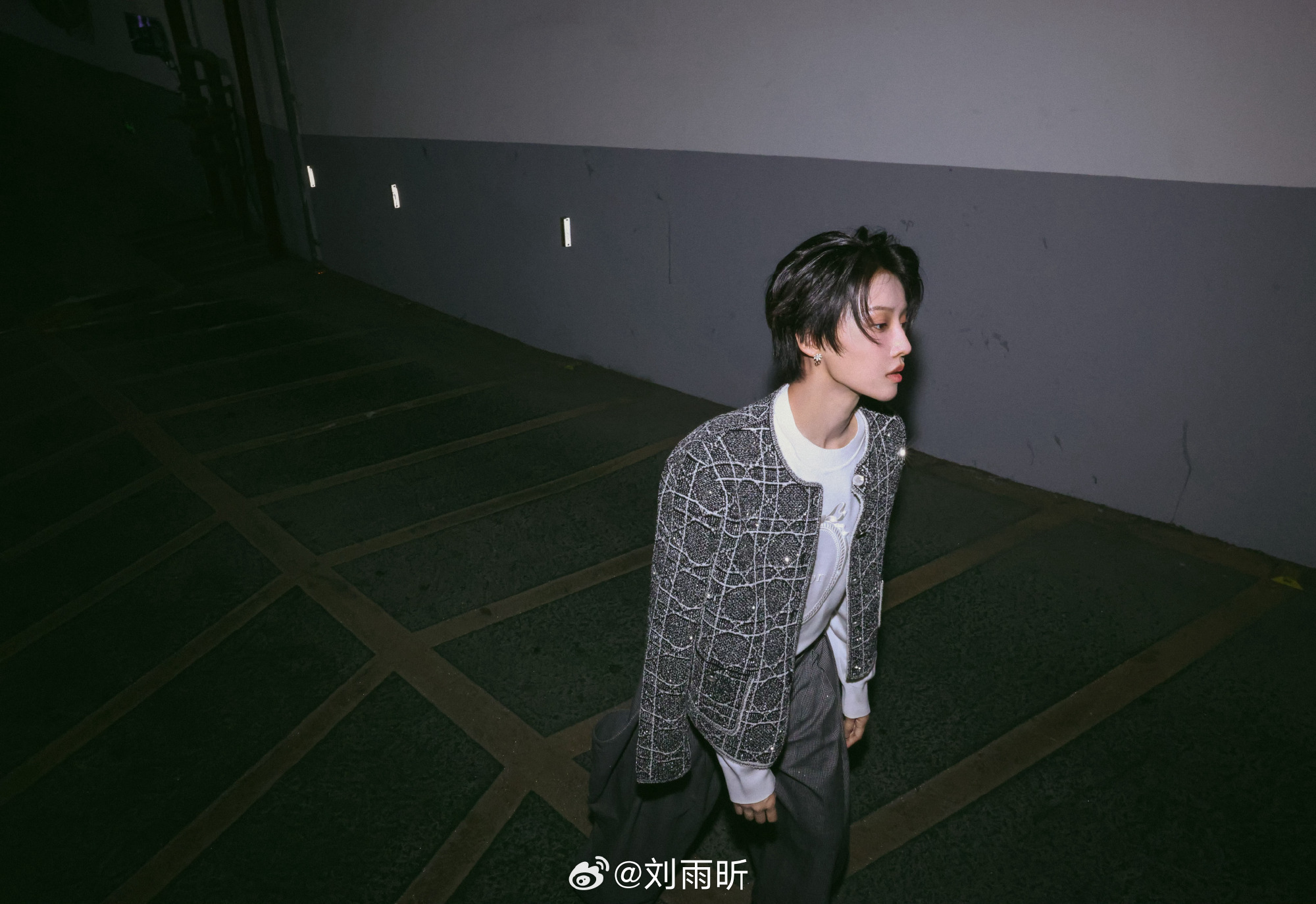 刘雨昕抵达巴黎造型大片，身穿Dior 2026秋季系列亮相，优雅利落，先锋时髦。
