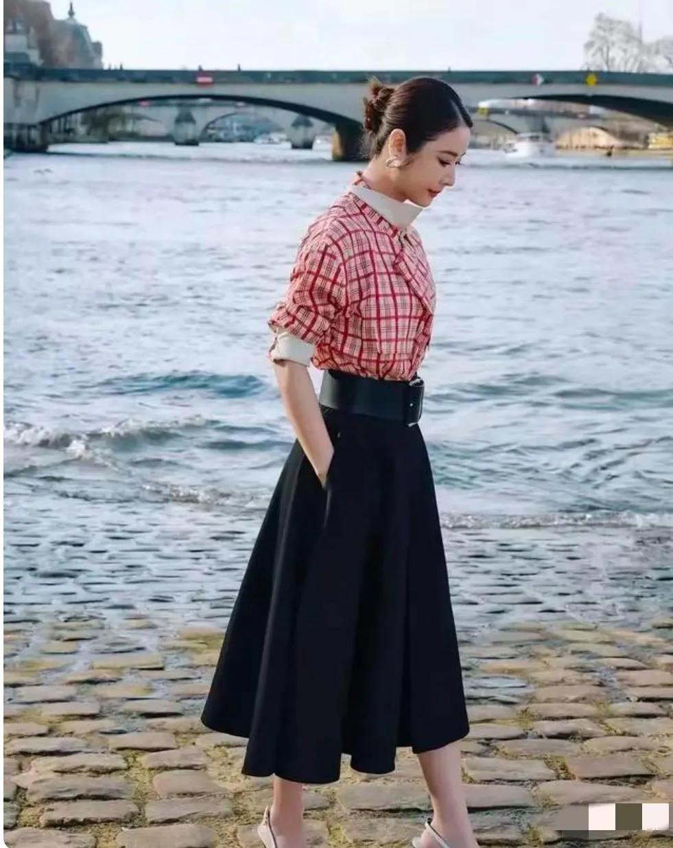 林心如在河边悠闲散步，衣着考究华美，身材凸凹有致，气质高雅出尘，瞬间迷倒众人！