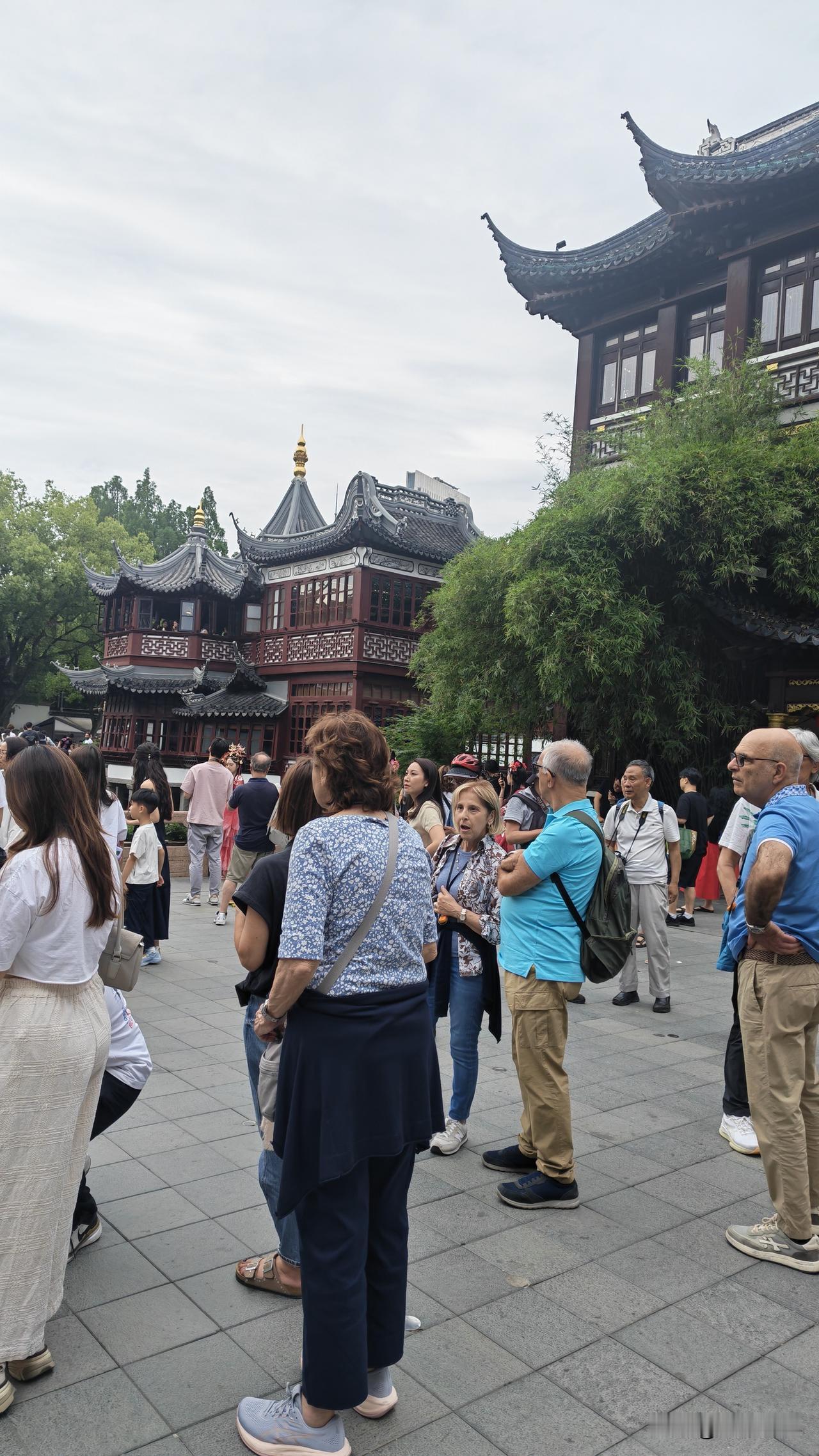 上海豫园：450年明代风华里的“国际朋友圈”

漫步在上海城隍庙与豫园一带，仿佛
